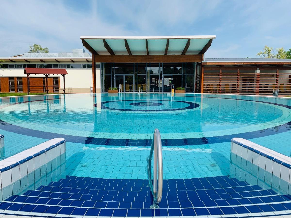 Barack Thermal & Natura Apartments Tiszakécske 外观 照片
